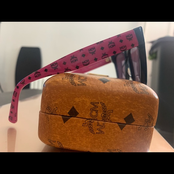 BNIB Gorgeous MCM Sunglasses - Picture 3 of 4